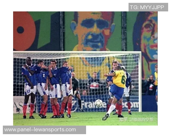 足球圆月弯刀技艺解析与经典瞬间回顾尽显球场魅力与激情